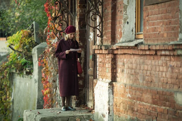 Eski Bir Evin Kapısının Yanında Elinde Mektup Olan Bir Kadın — Stok fotoğraf