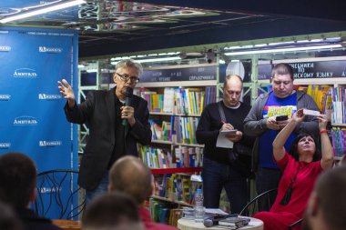 Voronezh, Rusya - 9 Kasım 2019: Eduard Limonov - Yasaklı Ulusal Bolşevik Partisi 'nin Rus milliyetçi yazarı, politikacı, kurucusu ve eski lideri, Amital Kitap Kulübü' nde düzenlenen açık bir toplantıda.