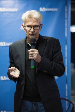 Voronezh, Rusya - 9 Kasım 2019: Eduard Limonov - Yasaklı Ulusal Bolşevik Partisi 'nin Rus milliyetçi yazarı, politikacı, kurucusu ve eski lideri, Amital Kitap Kulübü' nde düzenlenen açık bir toplantıda