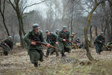 Voronezh, Rusya - 10 Kasım 2019: 1941 'de Wwii' de çarpışmaya adanmış askeri-tarihi yeniden yapılanmanın katılımcıları. Savaşın yeniden inşasında 200 'den fazla oyuncu rol aldı..