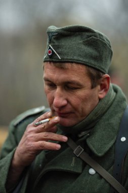 Voronezh, Rusya - 10 Kasım 2019: 1941 'de Wwii' de çarpışmaya adanmış askeri-tarihi yeniden yapılanmanın katılımcıları. Savaşın yeniden inşasında 200 'den fazla oyuncu rol aldı..