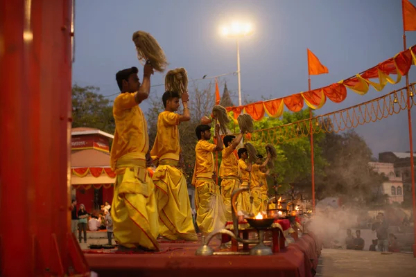 Varanasi Índia Mar 2018 Sacerdotes Hindus Realizam Agni Pooja Sânscrito — Fotografia de Stock
