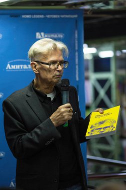 Voronezh, Rusya - 9 Kasım 2019: Eduard Limonov - Yasaklı Ulusal Bolşevik Partisi 'nin Rus milliyetçi yazarı, politikacı, kurucusu ve eski lideri, Amital Kitap Kulübü' nde düzenlenen açık bir toplantıda.