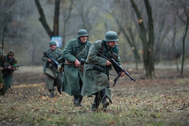 Voronezh, Rusya - 10 Kasım 2019: 1941 'de Wwii' de çarpışmaya adanmış askeri-tarihi yeniden yapılanmanın katılımcıları. Savaşın yeniden inşasında 200 'den fazla oyuncu rol aldı..