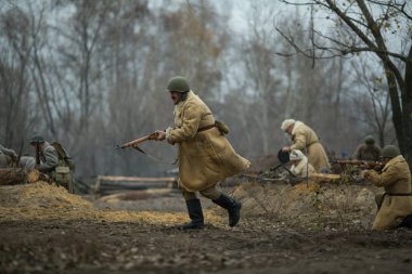 Voronezh, Rusya - 10 Kasım 2019: 1941 'de Wwii' de çarpışmaya adanmış askeri-tarihi yeniden yapılanmanın katılımcıları. Savaşın yeniden inşasında 200 'den fazla oyuncu rol aldı..