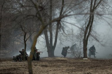 Voronezh, Rusya - 10 Kasım 2019: 1941 'de Wwii' de çarpışmaya adanmış askeri-tarihi yeniden yapılanmanın katılımcıları. Savaşın yeniden inşasında 200 'den fazla oyuncu rol aldı..