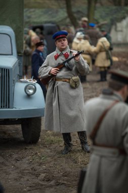 Voronezh, Rusya - 10 Kasım 2019: 1941 'de Wwii' de çarpışmaya adanmış askeri-tarihi yeniden yapılanmanın katılımcıları. Savaşın yeniden inşasında 200 'den fazla oyuncu rol aldı..