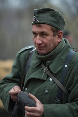 Voronezh, Rusya - 10 Kasım 2019: 1941 'de Wwii' de çarpışmaya adanmış askeri-tarihi yeniden yapılanmanın katılımcıları. Savaşın yeniden inşasında 200 'den fazla oyuncu rol aldı..