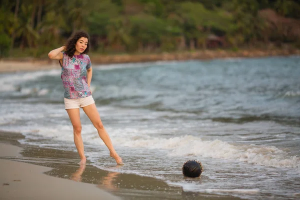 Mujer Raza Mixta Toca Agua Con Pie Las Olas Línea —  Fotos de Stock