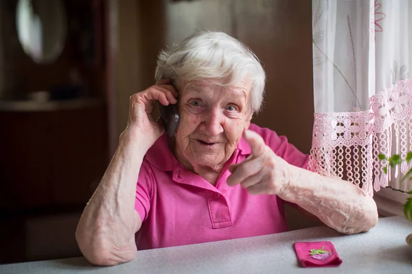Elderly Russian Woman Talking Mobile Phone — Stock Photo, Image