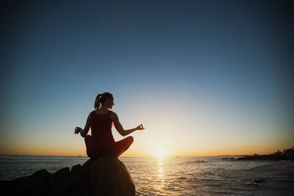 Yoga Silhueta Mulher Meditação Perto Mar Pôr Sol — Fotografia de Stock