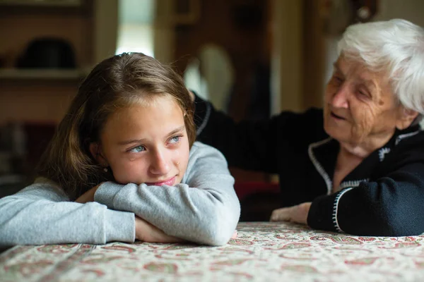 Vecchia Donna Confortante Pianto Bambina Nipote — Foto Stock