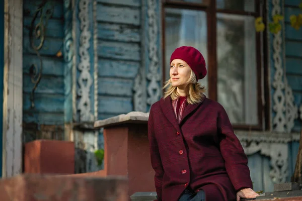 Portrait Femme Manteau Près Une Vieille Maison Bois — Photo