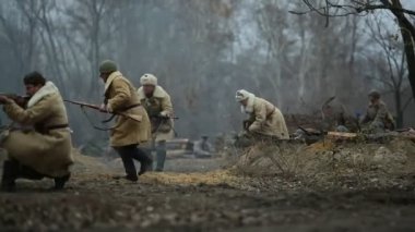 Voronezh, Rusya - 10 Kasım 2019: 1941 'de Wwii' de çarpışmaya adanmış askeri-tarihi yeniden yapılanmanın katılımcıları. Savaşın yeniden inşasında 200 'den fazla oyuncu rol aldı..