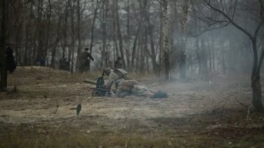 Voronezh, Rusya - 10 Kasım 2019: 1941 'de Wwii' de çarpışmaya adanmış askeri-tarihi yeniden yapılanmanın katılımcıları. Savaşın yeniden inşasında 200 'den fazla oyuncu rol aldı..