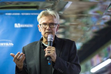 Voronezh, Rusya - 9 Kasım 2019: Eduard Limonov - Yasaklı Ulusal Bolşevik Partisi 'nin Rus milliyetçi yazarı, politikacı, kurucusu ve eski lideri, Amital Kitap Kulübü' nde düzenlenen açık bir toplantıda.