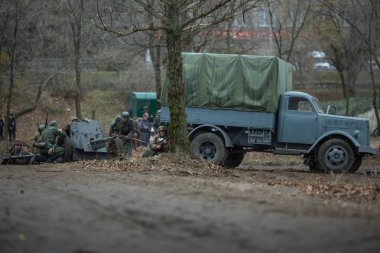 Voronezh, Rusya - 10 Kasım 2019: 1941 'de Wwii' de çarpışmaya adanmış askeri-tarihi yeniden yapılanmanın katılımcıları. Savaşın yeniden inşasında 200 'den fazla oyuncu rol aldı..