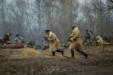 Voronezh, Rusya - 10 Kasım 2019: 1941 'de Wwii' de çarpışmaya adanmış askeri-tarihi yeniden yapılanmanın katılımcıları. Savaşın yeniden inşasında 200 'den fazla oyuncu rol aldı..