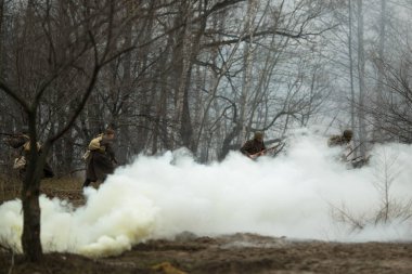 Voronezh, Rusya - 10 Kasım 2019: 1941 'de Wwii' de çarpışmaya adanmış askeri-tarihi yeniden yapılanmanın katılımcıları. Savaşın yeniden inşasında 200 'den fazla oyuncu rol aldı..