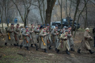 Voronezh, Rusya - 10 Kasım 2019: 1941 'de Wwii' de çarpışmaya adanmış askeri-tarihi yeniden yapılanmanın katılımcıları. Savaşın yeniden inşasında 200 'den fazla oyuncu rol aldı..