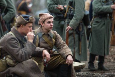 Voronezh, Rusya - 10 Kasım 2019: 1941 'de Wwii' de çarpışmaya adanmış askeri-tarihi yeniden yapılanmanın katılımcıları. Savaşın yeniden inşasında 200 'den fazla oyuncu rol aldı..