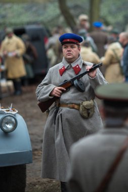 Voronezh, Rusya - 10 Kasım 2019: 1941 'de Wwii' de çarpışmaya adanmış askeri-tarihi yeniden yapılanmanın katılımcıları. Savaşın yeniden inşasında 200 'den fazla oyuncu rol aldı..