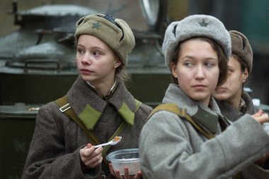 Voronezh, Rusya - 10 Kasım 2019: 1941 'de Wwii' de çarpışmaya adanmış askeri-tarihi yeniden yapılanmanın katılımcıları. Savaşın yeniden inşasında 200 'den fazla oyuncu rol aldı..