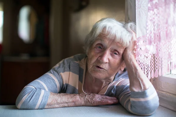 Porträtt Pensionär Kvinna Vid Bordet Hemmet — Stockfoto