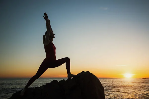 Silueta Mujer Yoga Playa Del Mar Atardecer —  Fotos de Stock