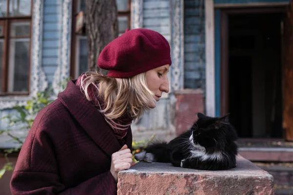 Frau Weinroter Herbstkleidung Mit Katze Auf Der Veranda Eines Alten — Stockfoto
