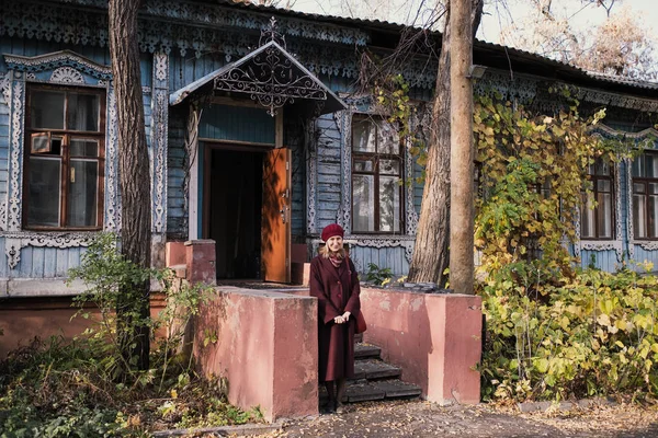 Young Woman Stands Yard Vintage Village House — Stock Photo, Image