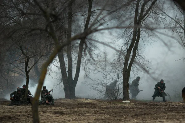 Voronezh, Rusya - 10 Kasım 2019: 1941 'de Wwii' de çarpışmaya adanmış askeri-tarihi yeniden yapılanmanın katılımcıları. Savaşın yeniden inşasında 200 'den fazla oyuncu rol aldı..