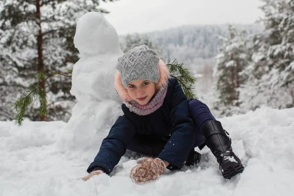Meisje Beeldhouwt Sneeuwpop Winter Besneeuwde Park — Stockfoto