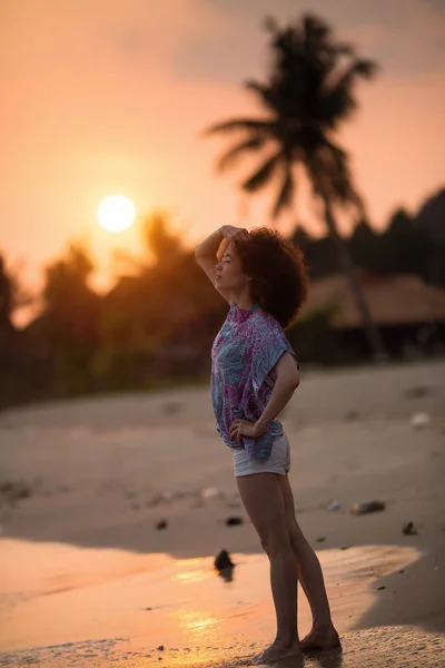 日没時に海のビーチでアジアの女性 — ストック写真