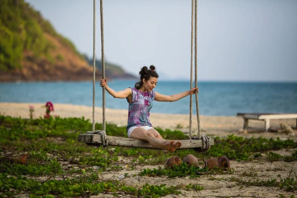 Mulher Asiática Balançando Balanço Uma Praia Tropical — Fotografia de Stock