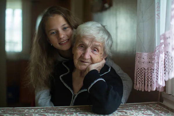 Petite Fille Avec Grand Mère Une Relation Tendre — Photo