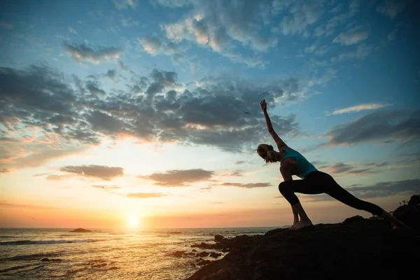 Femme Yoga Faisant Exercice Sur Côte Océan Pendant Coucher Soleil — Photo