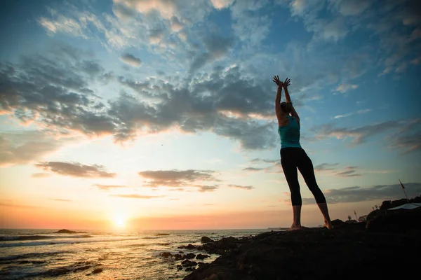 日落时在海滨做健身运动的瑜伽妇女 — 图库照片