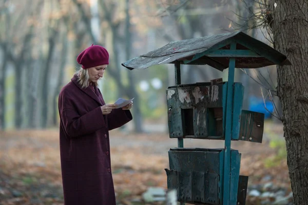 Frau Holt Brief Aus Altem Briefkasten — Stockfoto