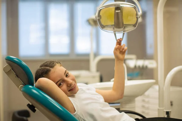 Retrato Uma Menina Feliz Bonito Sentado Uma Cadeira Consultório Odontológico — Fotografia de Stock