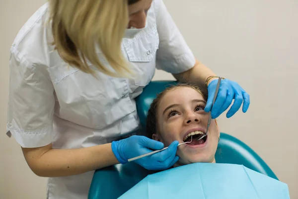 Женщина Дантист Проверяет Зубы Маленькой Девочки Стоматологическом Кресле Медицинской Клинике — стоковое фото