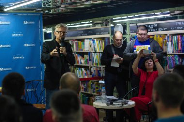 Voronezh, Rusya - 9 Kasım 2019: Eduard Limonov - Yasaklı Ulusal Bolşevik Partisi 'nin Rus milliyetçi yazarı, politikacı, kurucusu ve eski lideri, Amital Kitap Kulübü' nde düzenlenen açık bir toplantıda.