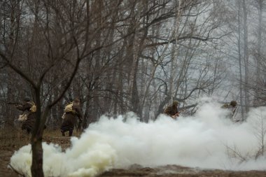 Voronezh, Rusya - 10 Kasım 2019: 1941 'de Wwii' de çarpışmaya adanmış askeri-tarihi yeniden yapılanmanın katılımcıları. Savaşın yeniden inşasında 200 'den fazla oyuncu rol aldı..