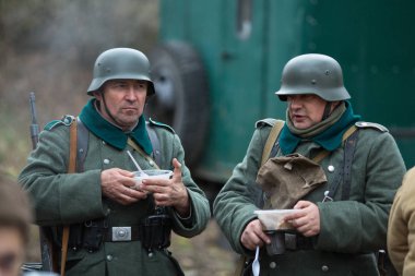 Voronezh, Rusya - 10 Kasım 2019: 1941 'de Wwii' de çarpışmaya adanmış askeri-tarihi yeniden yapılanmanın katılımcıları. Savaşın yeniden inşasında 200 'den fazla oyuncu rol aldı..