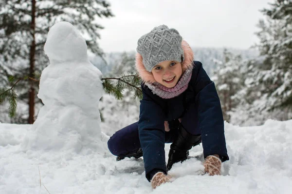 Pequena Menina Bonito Boneco Neve Parque Nevado — Fotografia de Stock