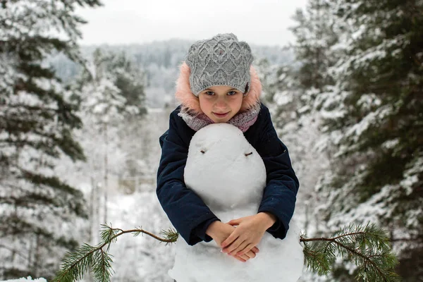Klein Schattig Grappig Meisje Sneeuwpop Het Snowly Park — Stockfoto