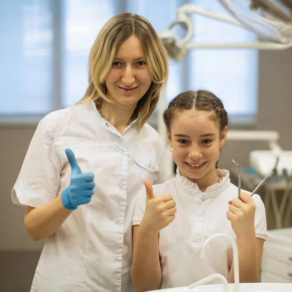 Glückliches Kindermädchen Patientin Und Zahnärztin Zahnarztzimmer Zusammen Porträt Gesundheits Und — Stockfoto