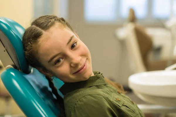 Retrato Menina Feliz Consultório Odontológico Saúde Estomatologia Medicina — Fotografia de Stock