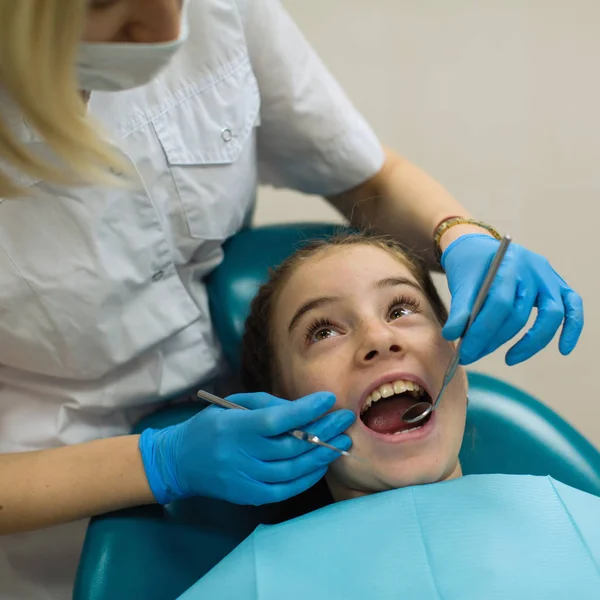 Дантист Проверяет Зубы Маленькой Девочки Медицинской Клинике Здравоохранение Стоматология — стоковое фото