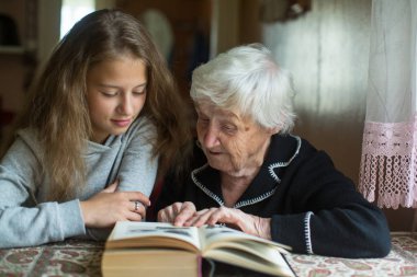 Yaşlı kadın büyükanne sevgili torununa bir kitap okuyor.. 
